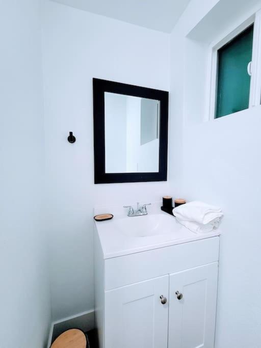 Phoenix Retreat - Studio With King Bed - 10 Min From Airp - Unit C Zewnętrze zdjęcie
